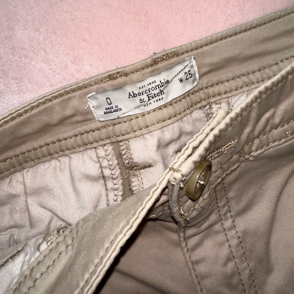 Abercrombie & Fitch Pleated Khaki Shorts · Size 0/25 - Picture 6 of 6